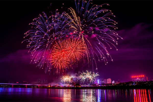 夫妻過年撿煙花紙殼7天撿5000斤 煙花的寓意和象征 夫妻過年撿煙花紙殼7天撿5000斤 煙花的寓意和象征