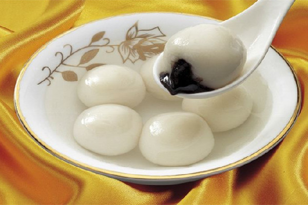 湯圓煮不熟有一半白怎么辦 湯圓煮幾分鐘就可以吃了 湯圓煮不熟有一半白怎么辦 湯圓煮幾分鐘就可以吃了