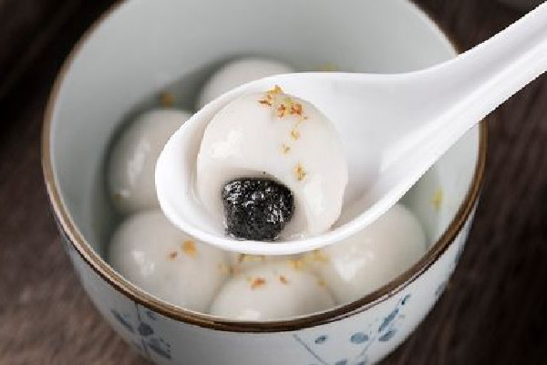 湯圓煮不熟有一半白怎么辦 湯圓煮幾分鐘就可以吃了 湯圓煮不熟有一半白怎么辦 湯圓煮幾分鐘就可以吃了