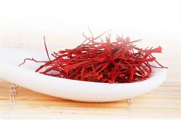 藏紅花要用多少度的水泡 藏紅花用開(kāi)水泡還是溫水泡