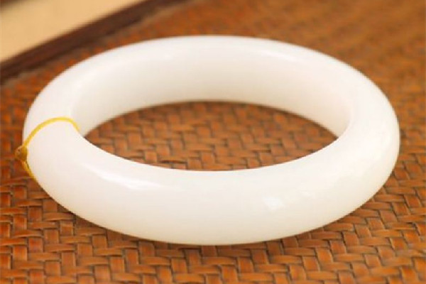 白玉手鐲有黑點(diǎn)什么問(wèn)題 白玉手鐲有黑點(diǎn)是不是很便宜