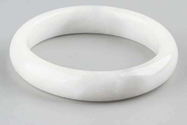 白玉手鐲有黑點(diǎn)什么問(wèn)題 白玉手鐲有黑點(diǎn)是不是很便宜