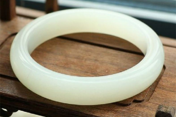 白玉手鐲有黑點(diǎn)什么問(wèn)題 白玉手鐲有黑點(diǎn)是不是很便宜