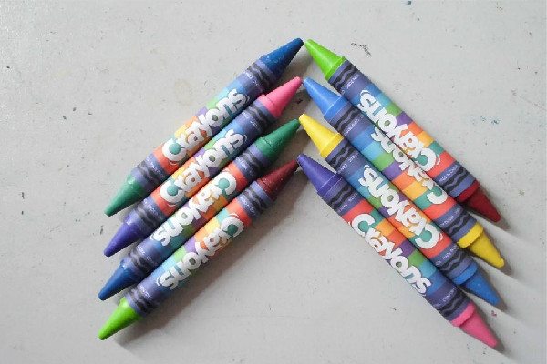 蠟筆要用什么紙畫(huà)出來(lái)好看看 蠟筆可以畫(huà)在黑板上嗎