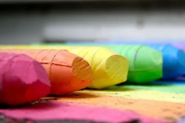 蠟筆要用什么紙畫(huà)出來(lái)好看看 蠟筆可以畫(huà)在黑板上嗎