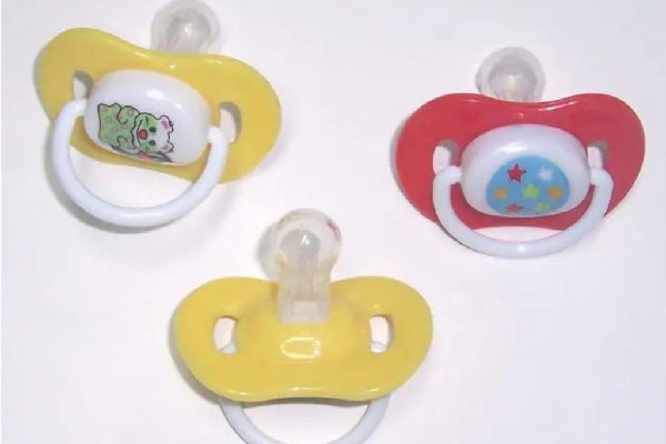 奶嘴用到幾歲 奶嘴什么時候開始用 奶嘴用到幾歲 奶嘴什么時候開始用