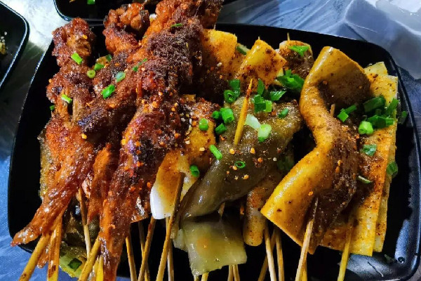 女子麗江60元買2串燒烤僅6只蟲 燒烤可以烤什么食材 女子麗江60元買2串燒烤僅6只蟲 燒烤可以烤什么食材