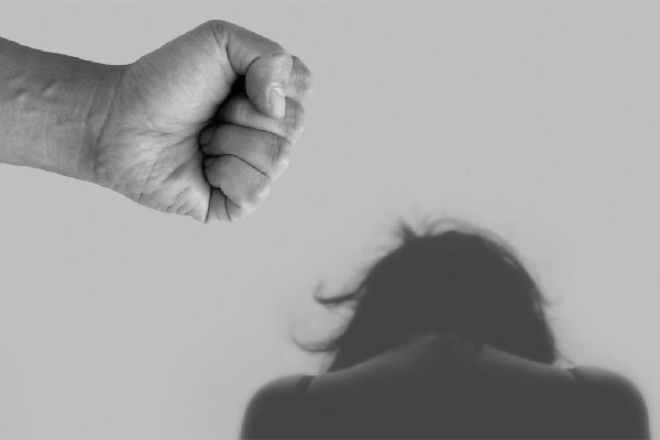 男子地鐵口揮拳重?fù)舯夼?家暴為什么會(huì)越來越嚴(yán)重 男子地鐵口揮拳重?fù)舯夼?家暴為什么會(huì)越來越嚴(yán)重