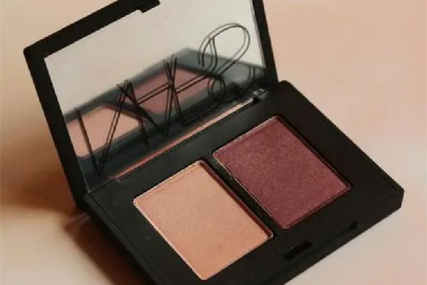 眼影不上色是什么原因 眼影會導(dǎo)致色素沉著嗎 眼影不上色是什么原因 眼影會導(dǎo)致色素沉著嗎