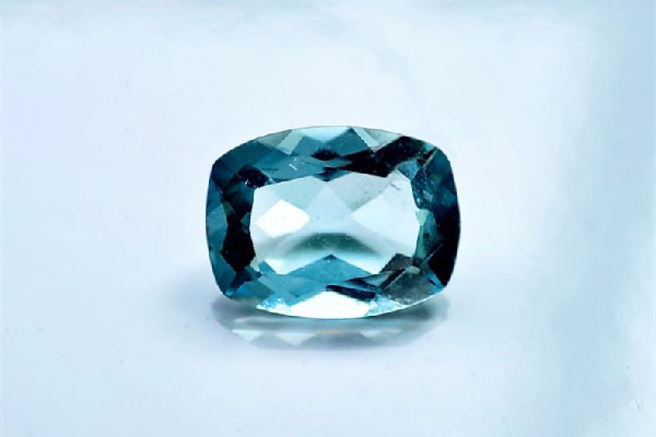 海藍寶石的功效和作用 海藍寶石適合什么人戴 海藍寶石的功效和作用 海藍寶石適合什么人戴