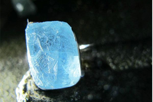 海藍寶石的功效和作用 海藍寶石適合什么人戴 海藍寶石的功效和作用 海藍寶石適合什么人戴