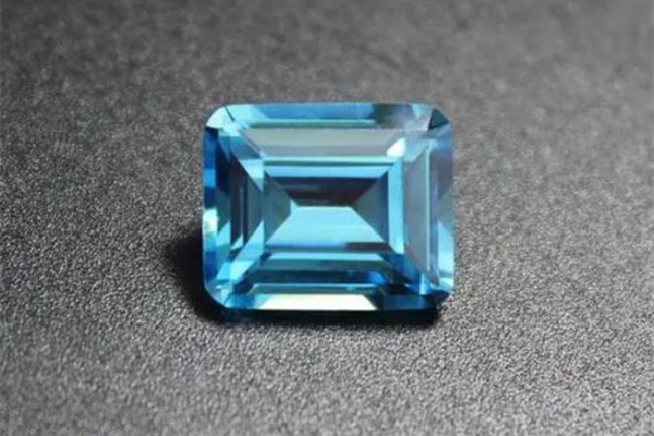 海藍寶石的功效和作用 海藍寶石適合什么人戴 海藍寶石的功效和作用 海藍寶石適合什么人戴