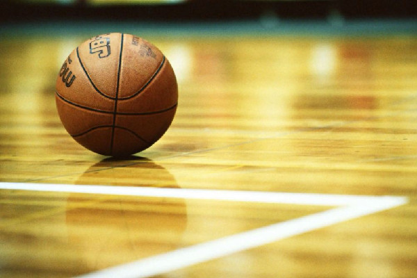 兒子籃球班倒閉家長花1000萬買下 打籃球適合喝什么飲料