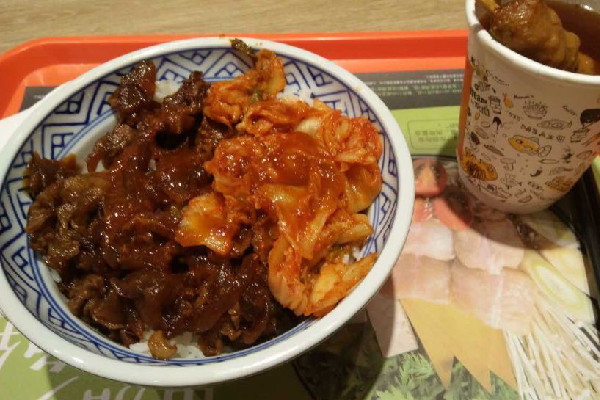 吉野家吃出蟑螂后執(zhí)法檢查又發(fā)現(xiàn)43只 吉野家是吃什么的 吉野家吃出蟑螂后執(zhí)法檢查又發(fā)現(xiàn)43只 吉野家是吃什么的