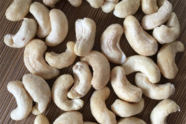 腰果和巴旦木哪個(gè)營(yíng)養(yǎng)價(jià)值更高 腰果適合健身的人吃嗎