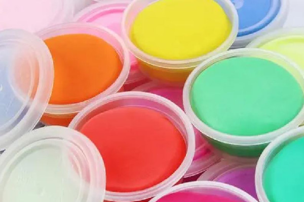 橡皮泥粘在衣服上怎么弄掉 橡皮泥弄頭發(fā)上怎么去除 橡皮泥粘在衣服上怎么弄掉 橡皮泥弄頭發(fā)上怎么去除