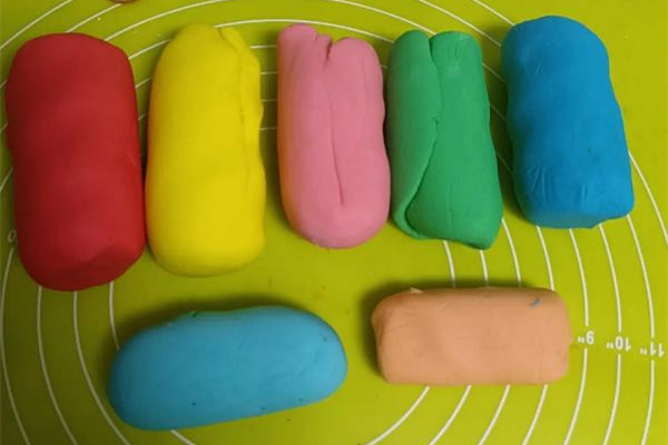 橡皮泥是用什么材料制作成的 橡皮泥是黏土嗎 橡皮泥是用什么材料制作成的 橡皮泥是黏土嗎