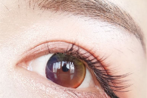 美瞳日拋月拋年拋哪個對眼睛好 美瞳戴多久就需要換新的