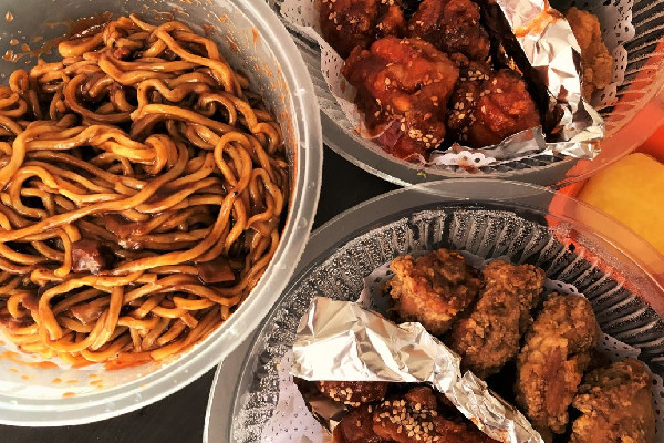 老師校門口扔學生外賣驅趕攤販 外賣有淡季和旺季區(qū)分嗎