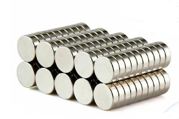 男孩向女生水杯里放吸鐵石 吸鐵石對人體有害嗎 男孩向女生水杯里放吸鐵石 吸鐵石對人體有害嗎