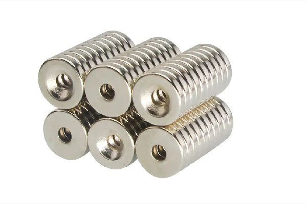 男孩向女生水杯里放吸鐵石 吸鐵石對人體有害嗎 男孩向女生水杯里放吸鐵石 吸鐵石對人體有害嗎