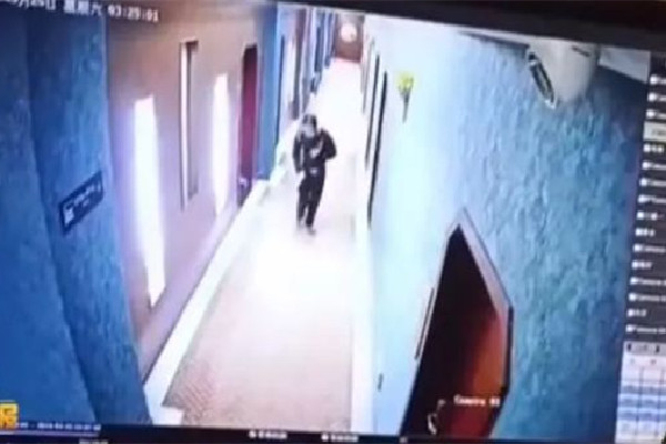 情侶住酒店小伙半夜被陌生男摸醒 住酒店有陌生人進(jìn)房?jī)r(jià)如何處理 情侶住酒店小伙半夜被陌生男摸醒 住酒店有陌生人進(jìn)房?jī)r(jià)如何處理