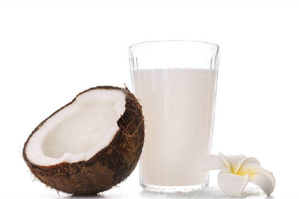 椰奶要加牛奶嗎 椰奶和牛奶哪個(gè)更營(yíng)養(yǎng)些