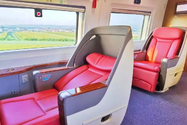 怕孩子哭鬧父母包下商務(wù)車廂 商務(wù)車廂和普通車廂的區(qū)別 怕孩子哭鬧父母包下商務(wù)車廂 商務(wù)車廂和普通車廂的區(qū)別