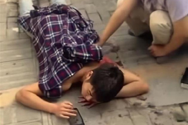 男子被捅后趴在地上淡定玩手機 受傷后怎么止血 男子被捅后趴在地上淡定玩手機 受傷后怎么止血
