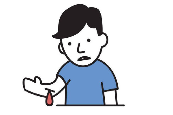 男子被捅后趴在地上淡定玩手機 受傷后怎么止血 男子被捅后趴在地上淡定玩手機 受傷后怎么止血