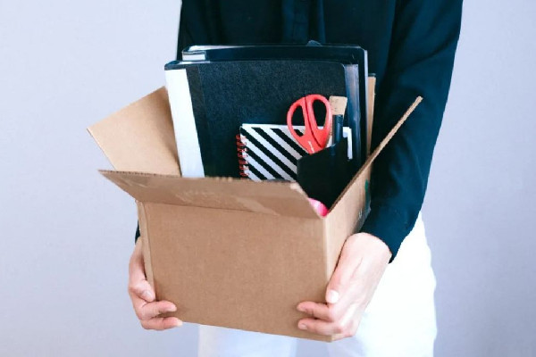 女子回工作群消息遲了3分鐘被辭退 辭退員工可以立馬走人嗎 女子回工作群消息遲了3分鐘被辭退 辭退員工可以立馬走人嗎