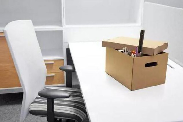 員工稱(chēng)在家養(yǎng)病卻飛往海南遭解雇 解雇賠償金怎么算