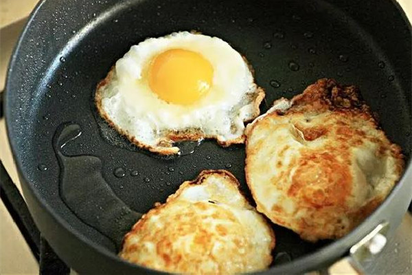 煎雞蛋是熱油還是涼油 煎雞蛋用什么油比較好 煎雞蛋是熱油還是涼油 煎雞蛋用什么油比較好