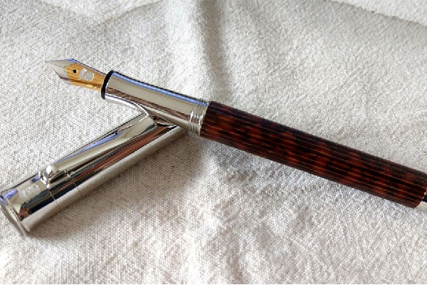 鋼筆會(huì)越用越順滑嗎 鋼筆買回來直接用嗎