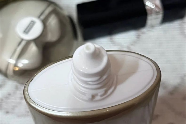 安耐曬適合于多大年齡 安耐曬會(huì)不會(huì)堵塞毛孔