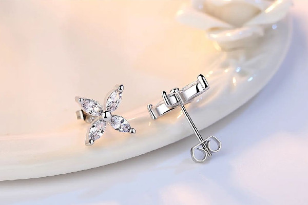 銀耳釘好還是金耳釘好 銀耳釘養(yǎng)耳洞要養(yǎng)多久 銀耳釘好還是金耳釘好 銀耳釘養(yǎng)耳洞要養(yǎng)多久