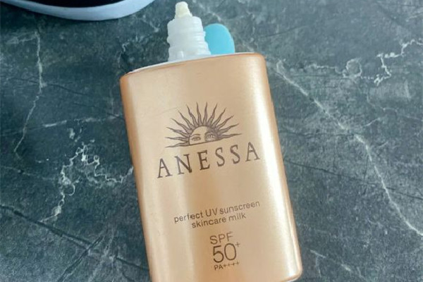 安耐曬有香味是正品嗎 安耐曬會(huì)有酒精味嗎