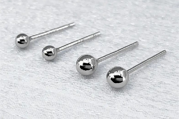 銀耳釘好還是金耳釘好 銀耳釘養(yǎng)耳洞要養(yǎng)多久 銀耳釘好還是金耳釘好 銀耳釘養(yǎng)耳洞要養(yǎng)多久