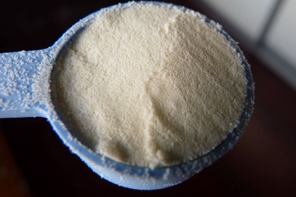 成人奶粉和純牛奶哪個(gè)更有營養(yǎng) 成人奶粉的功效和作用